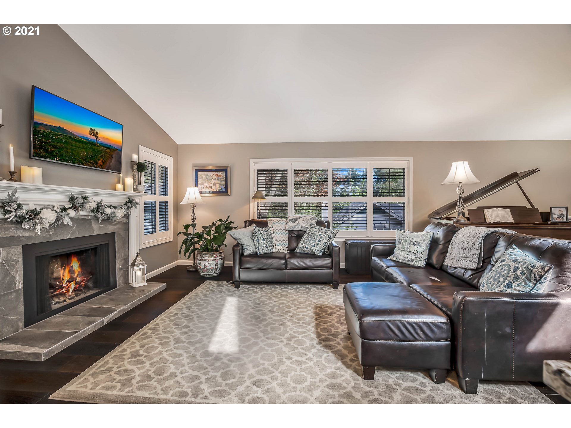 9715 Southwest Quail Post Road Portland, OR 97219 - Photo 8 of 29 Gallery Image 8