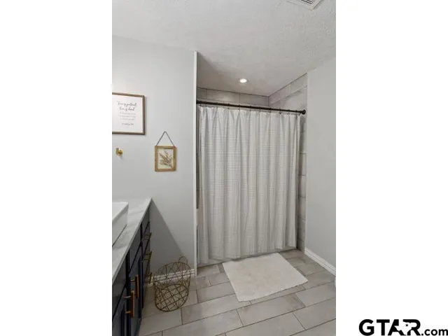 a view of an entryway with wall