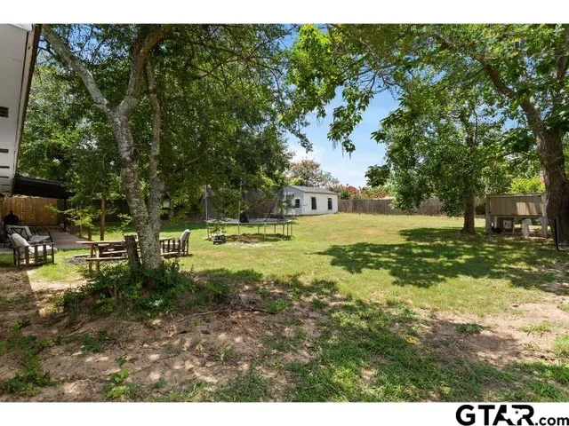 a view of yard with green space