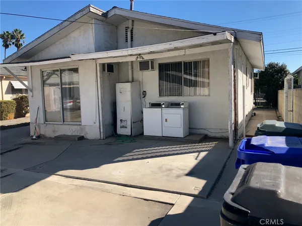 a view of a house with backyard