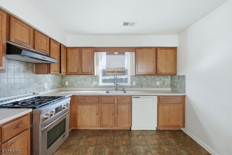 303 West Runyon Street Newark, NJ 07108 - Photo 9 of 26