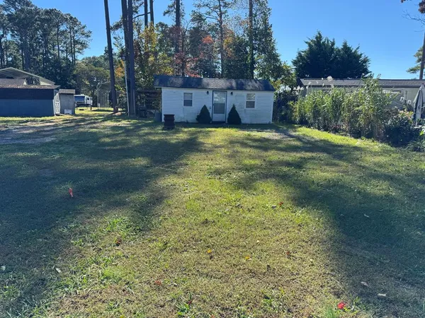 a view of a yard with a house