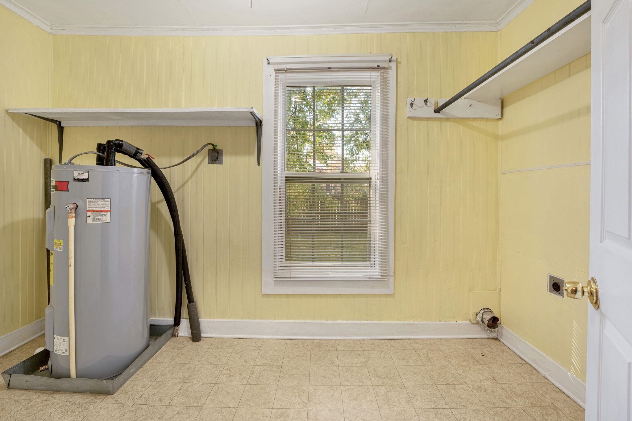 1033 Bruce Street Memphis, TN 38104 - Photo 15 of 19 a view of a room with windows