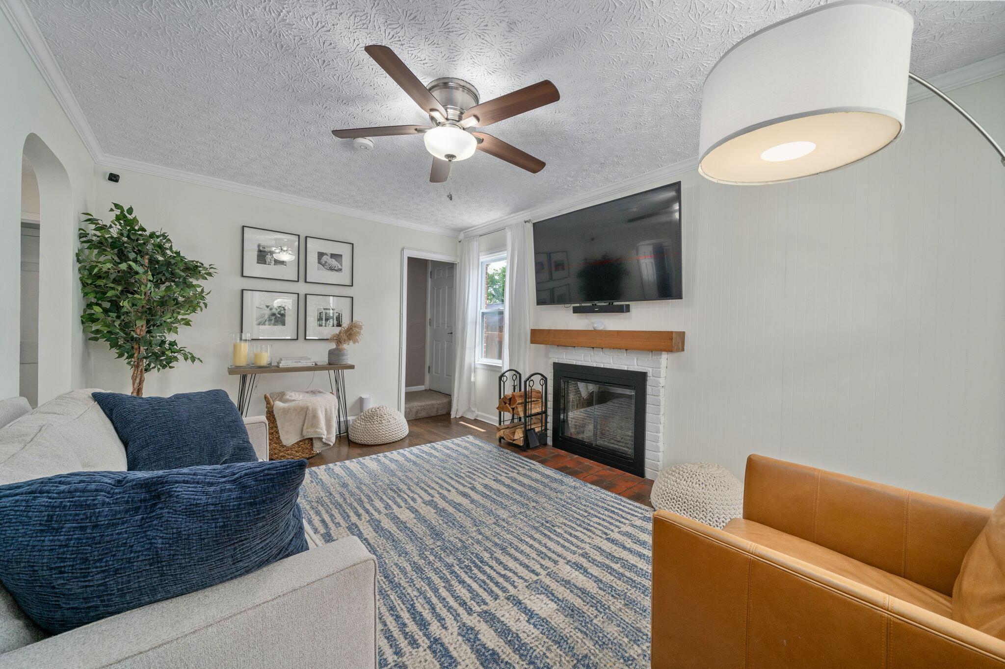 840 Thomas Road Grandview Heights, OH 43212 - Photo 5 of 39 Living Room