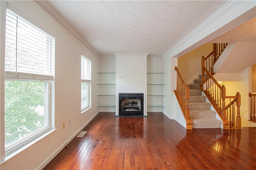 5 Hemingway Street Pittsburgh, PA 15213 - Photo 6 of 25 Living room