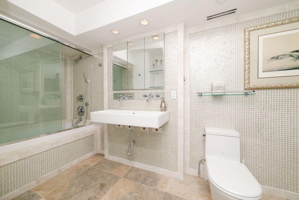 550 South Ocean Boulevard, Unit 809 Boca Raton, FL 33432 - Photo 8 of 12 MASTER BATHROOM