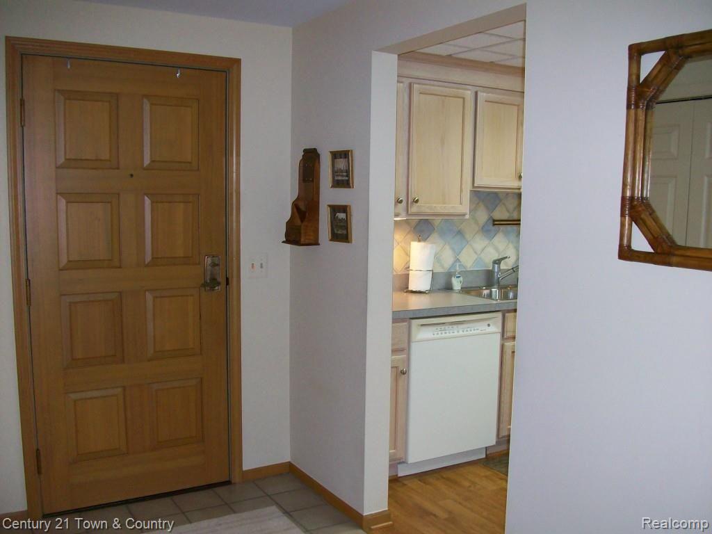 969 GreenView Court, Unit 38 Rochester, MI 48307 - Photo 6 of 37 6-100_1744.jpg