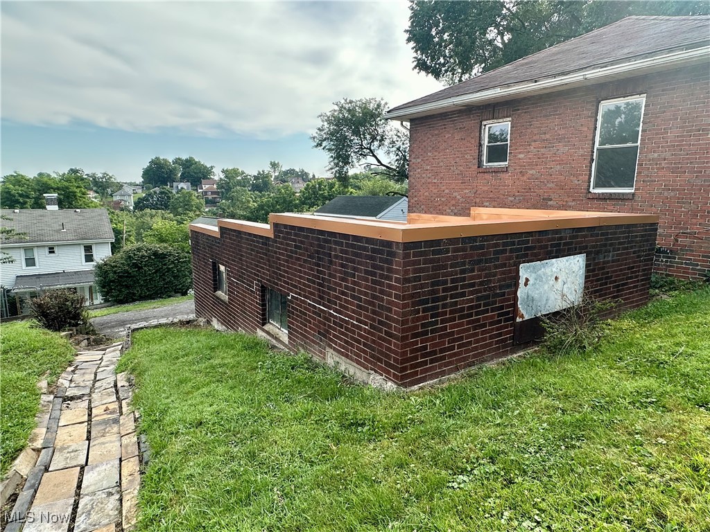 121 Pikeview Road Weirton, WV 26062 - Photo 36 of 41 Backyard and Garage