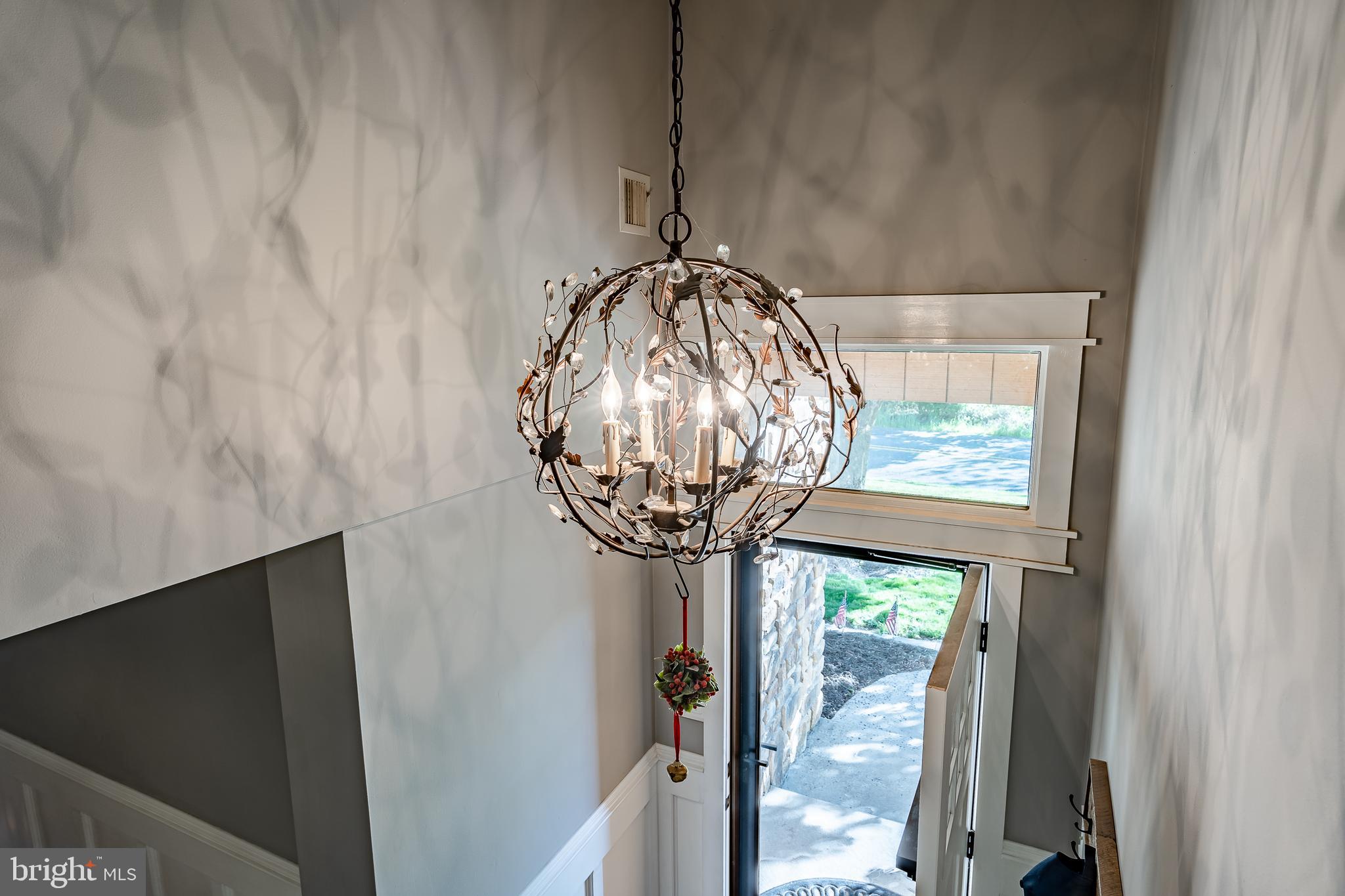 33 Little Road Perkiomenville, PA 18074 - Photo 6 of 52 Foyer entrance