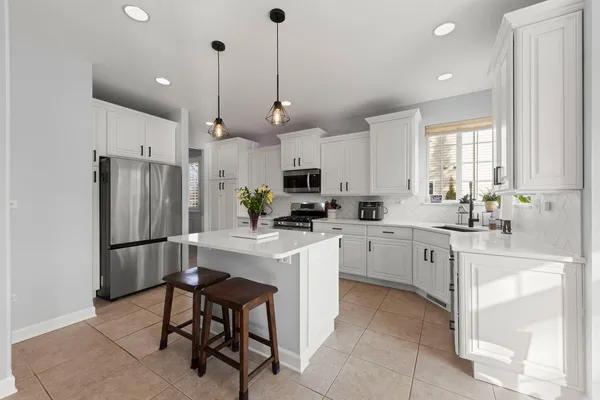 $635,000 | 621 Western Drive, North Aurora, IL 60542