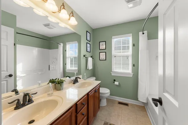 $635,000 | 621 Western Drive, North Aurora, IL 60542