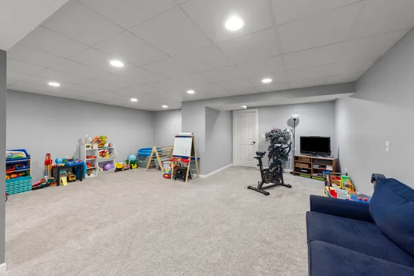$635,000 | 621 Western Drive, North Aurora, IL 60542
