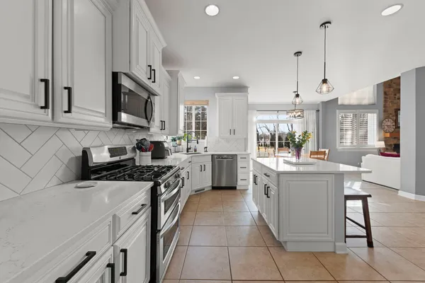 $635,000 | 621 Western Drive, North Aurora, IL 60542