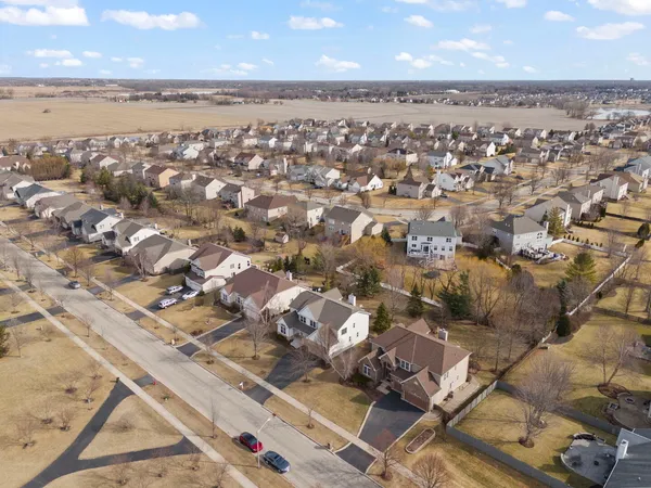 $635,000 | 621 Western Drive, North Aurora, IL 60542