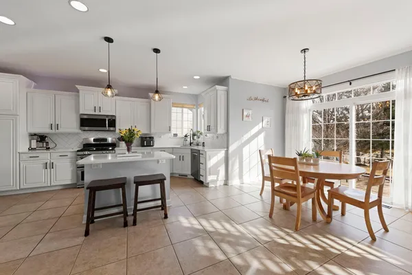 $635,000 | 621 Western Drive, North Aurora, IL 60542