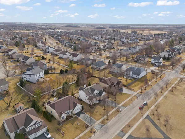 $635,000 | 621 Western Drive, North Aurora, IL 60542