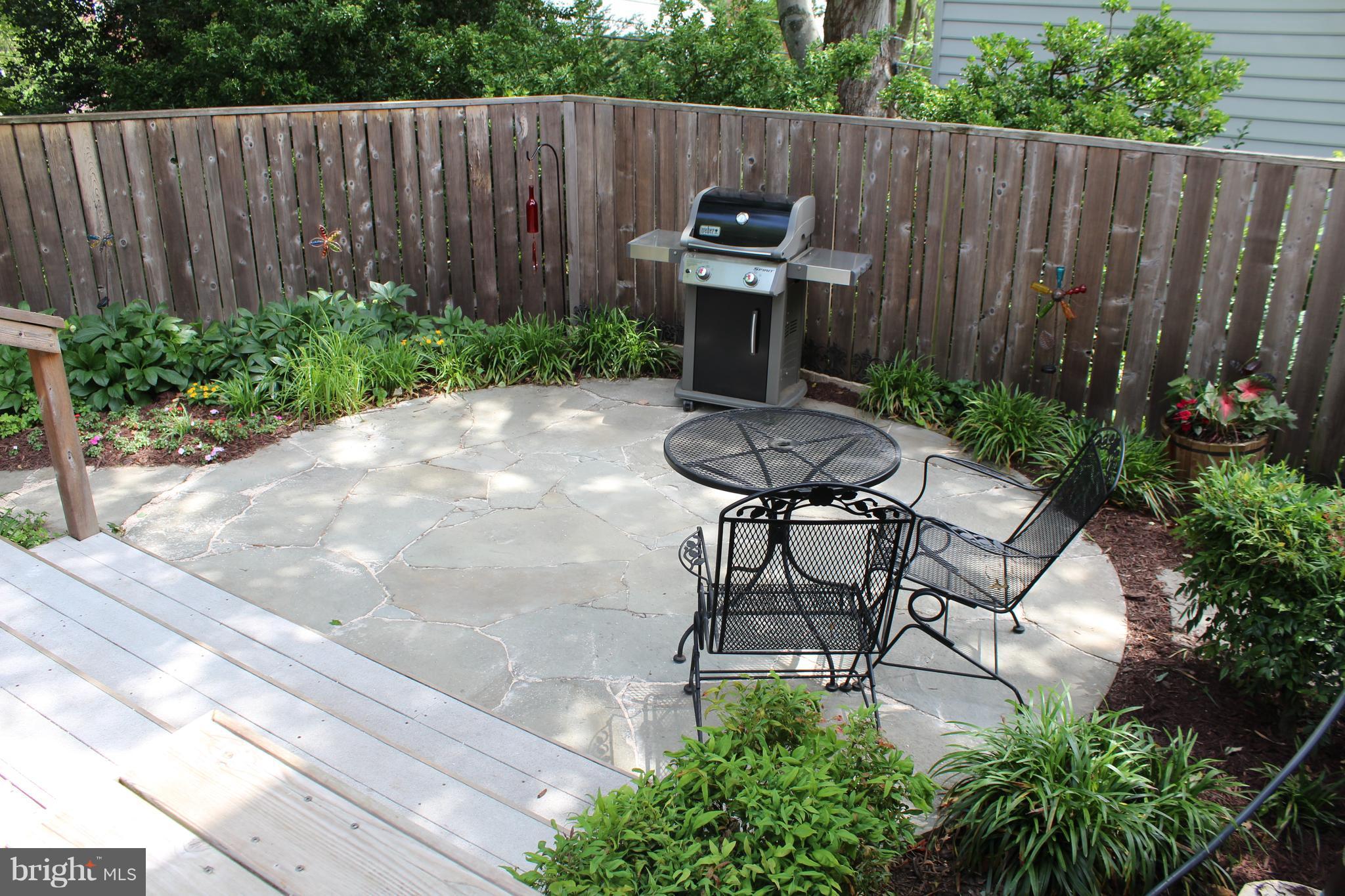 624 Wilton Road Baltimore, MD 21286 - Photo 29 of 30 a garden view with a seating space