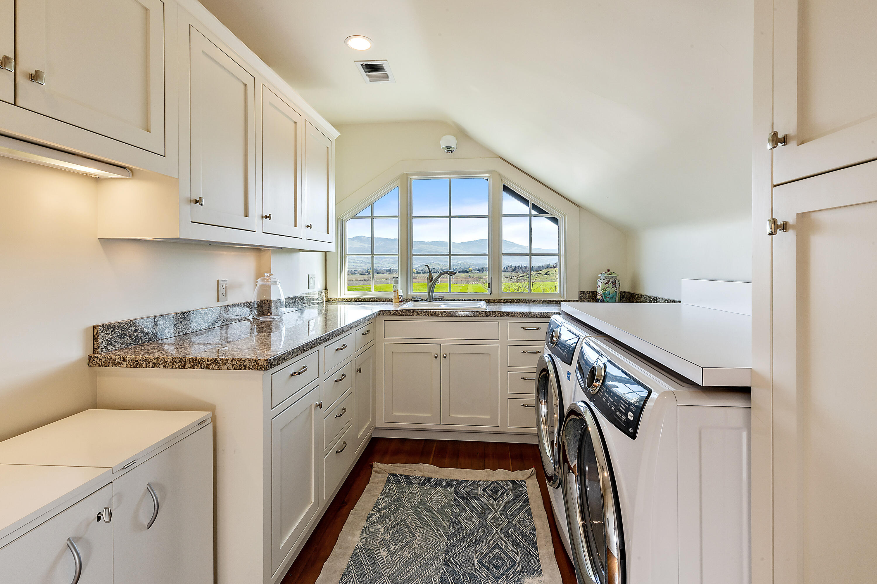4167 Independence School Road Medford, OR 97501 - Photo 44 of 95 upstairs laundry room