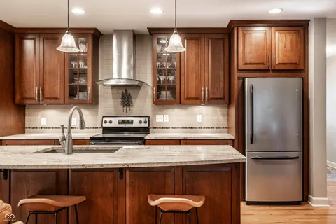 $910,000 | 385 South 6th Street, Zionsville, IN 46077