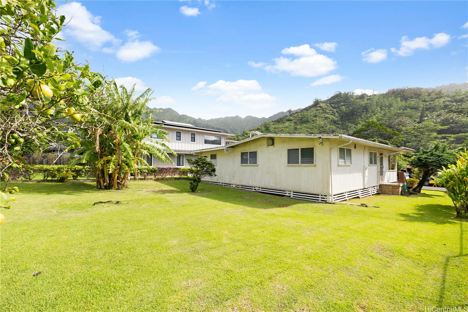 a view of a house with a yard