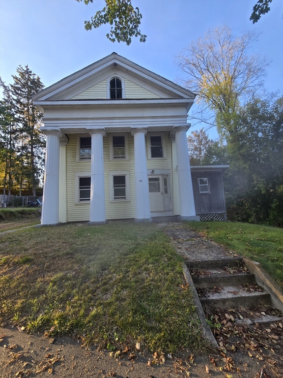 a view of a house with a yard