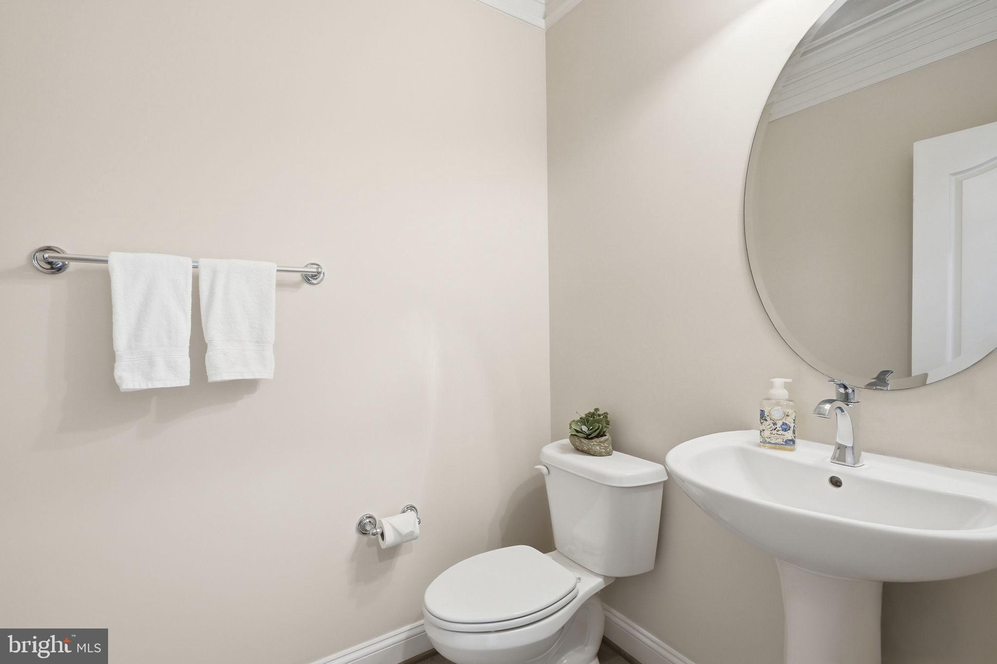 7821 Old Falls Road McLean, VA 22102 - Photo 24 of 62 a bathroom with a toilet a sink and mirror