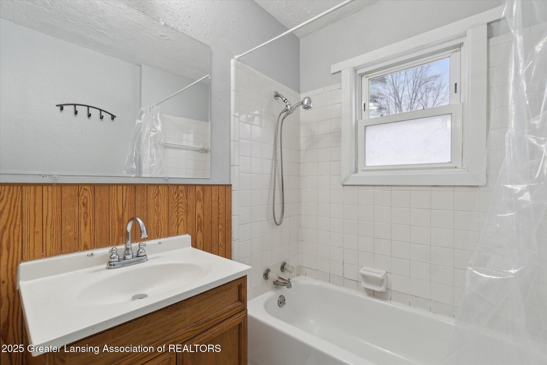 2007 West Miller Road Lansing, MI 48911 - Photo 13 of 34 13-2007-W-Miller-Rd-Lansing-MI-48911-Win