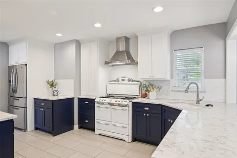 $475,000 | 2403 West Colorado Boulevard, Dallas, TX 75211