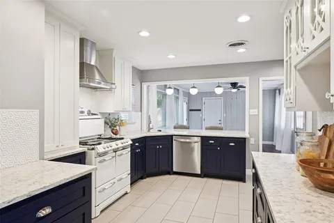 $475,000 | 2403 West Colorado Boulevard, Dallas, TX 75211