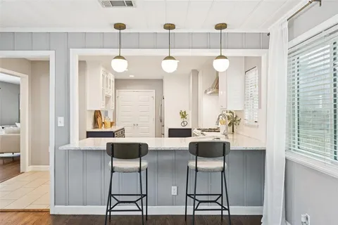 $475,000 | 2403 West Colorado Boulevard, Dallas, TX 75211