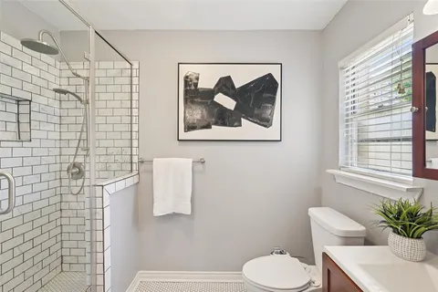 $475,000 | 2403 West Colorado Boulevard, Dallas, TX 75211