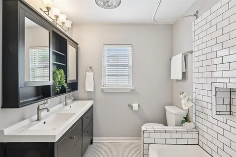 $475,000 | 2403 West Colorado Boulevard, Dallas, TX 75211