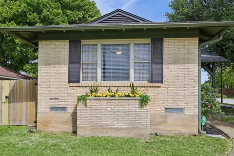$475,000 | 2403 West Colorado Boulevard, Dallas, TX 75211