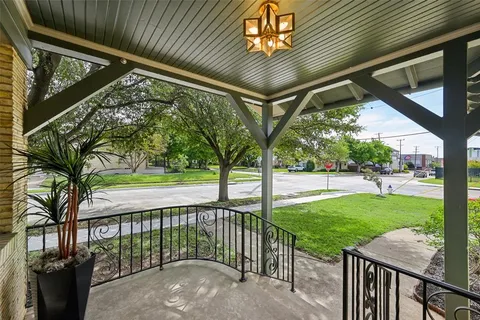 $475,000 | 2403 West Colorado Boulevard, Dallas, TX 75211