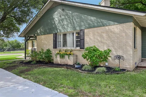 $475,000 | 2403 West Colorado Boulevard, Dallas, TX 75211