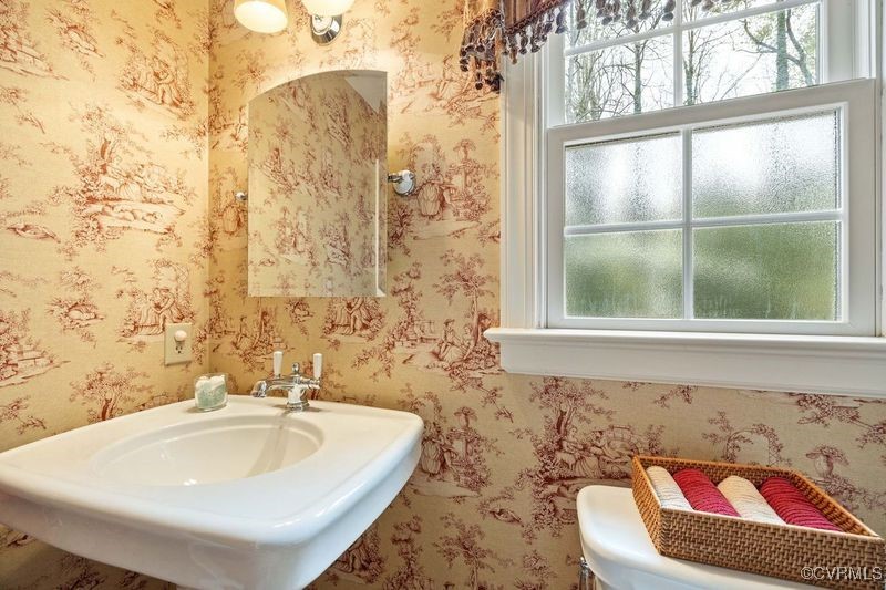 14204 Chimney House Road Midlothian, VA 23112 - Photo 23 of 39 a bathroom with a sink and a bathtub