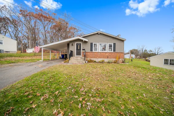 a view of a house with a yard