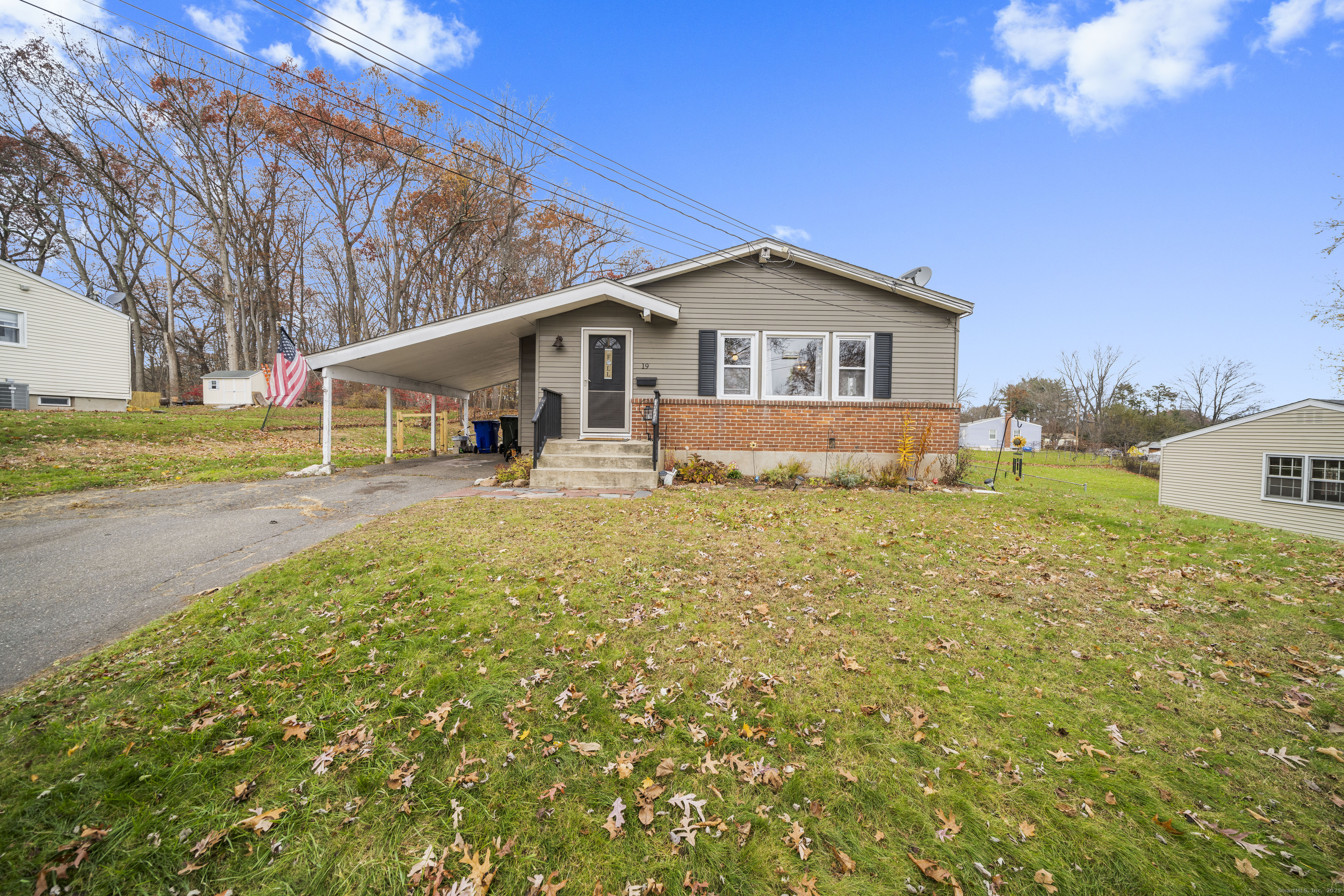 a view of a house with a yard