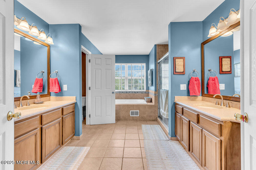 41 Hampshire Boulevard Jackson, NJ 08527 - Photo 28 of 55 a kitchen with a sink stove and a refrigerator