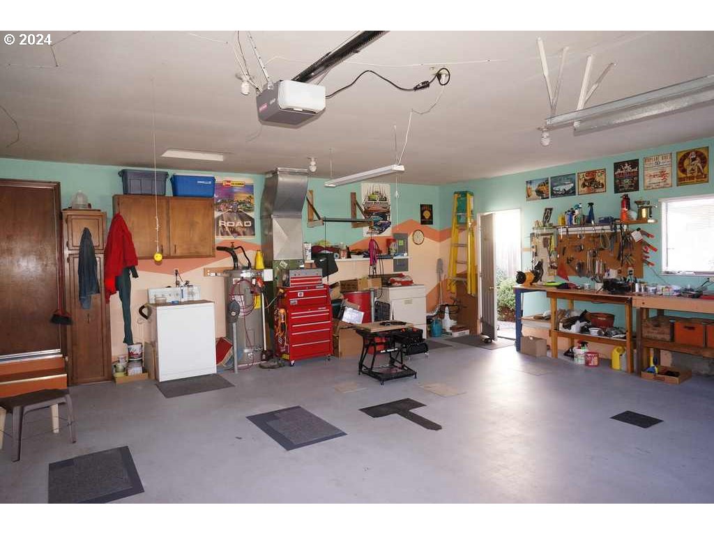 5637 E Street Springfield, OR 97478 - Photo 16 of 27 a view of a room with gym equipment