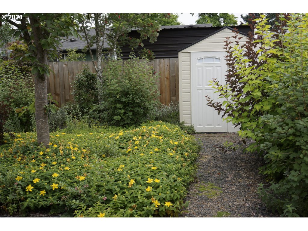 5637 E Street Springfield, OR 97478 - Photo 26 of 27 a backyard of a house with lots of green space