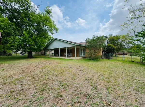 $189,000 | 206 Loesch Drive, Elgin, TX 78621