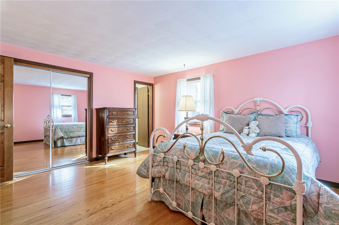 20 Fairfield Drive Perinton, NY 14450 - Photo 38 of 49 Large bedroom with en-suite