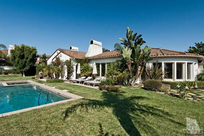 430 Sereno Place Camarillo, CA 93010 - Photo 29 of 33 a view of a house with swimming pool and sitting area