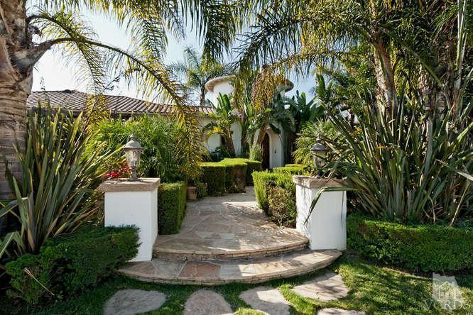 430 Sereno Place Camarillo, CA 93010 - Photo 4 of 33 a view of a yard in front of the house