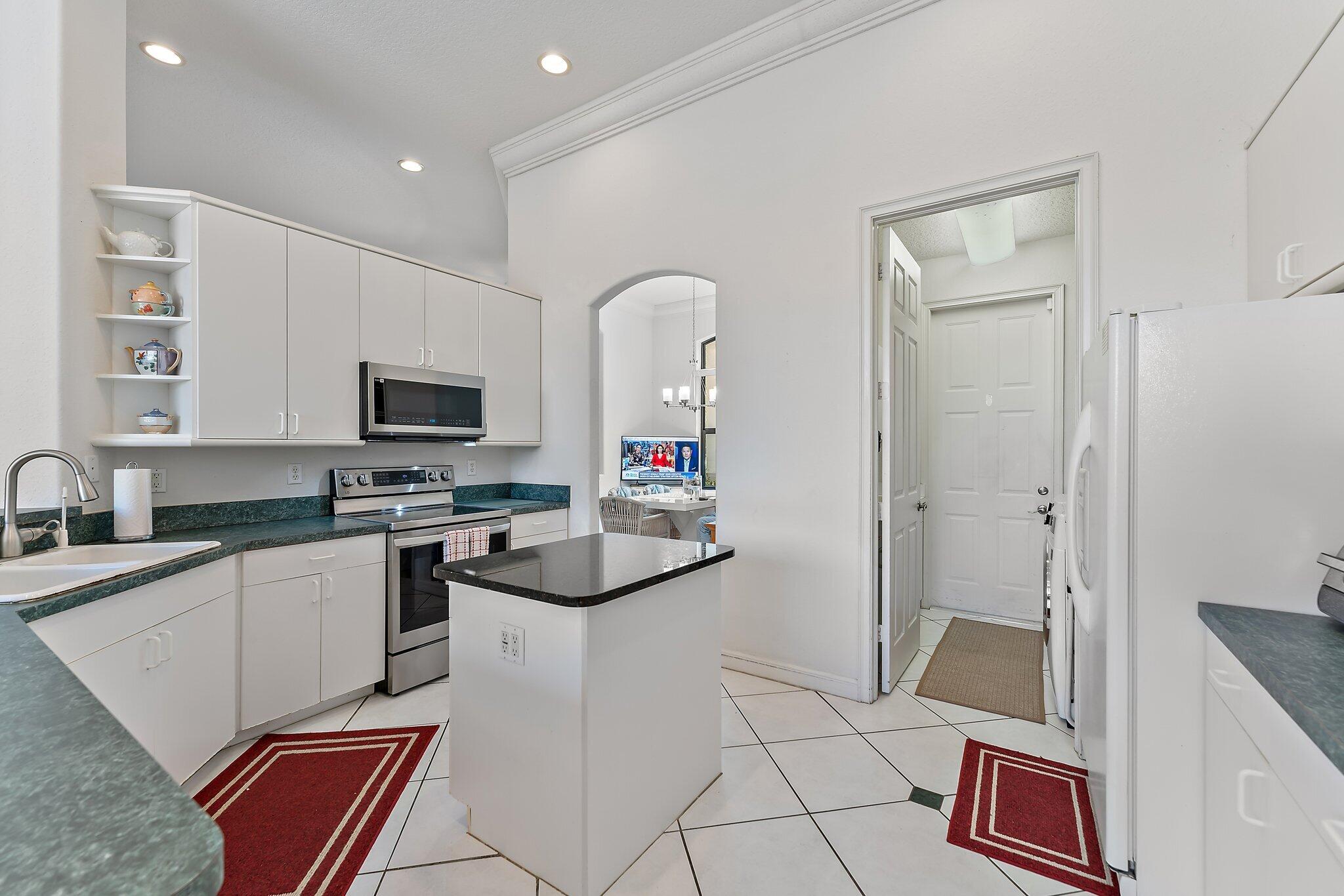 103 Timber Lane Jupiter, FL 33458 - Photo 15 of 40 Kitchen