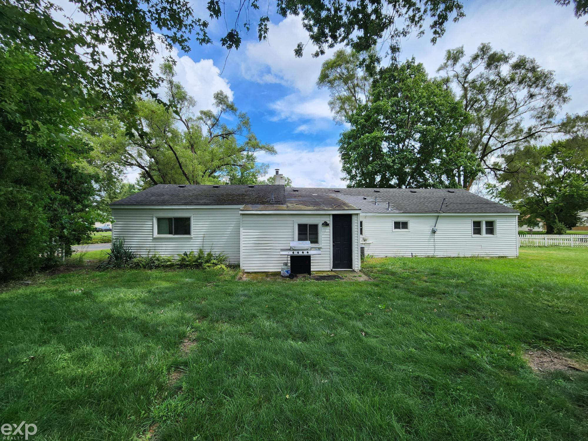 2594 Weaverton Rochester, MI 48307 - Photo 21 of 24 50162664-D03A0E3B-5D92-4936-B0EB-0F9A9A78CE47.JPG