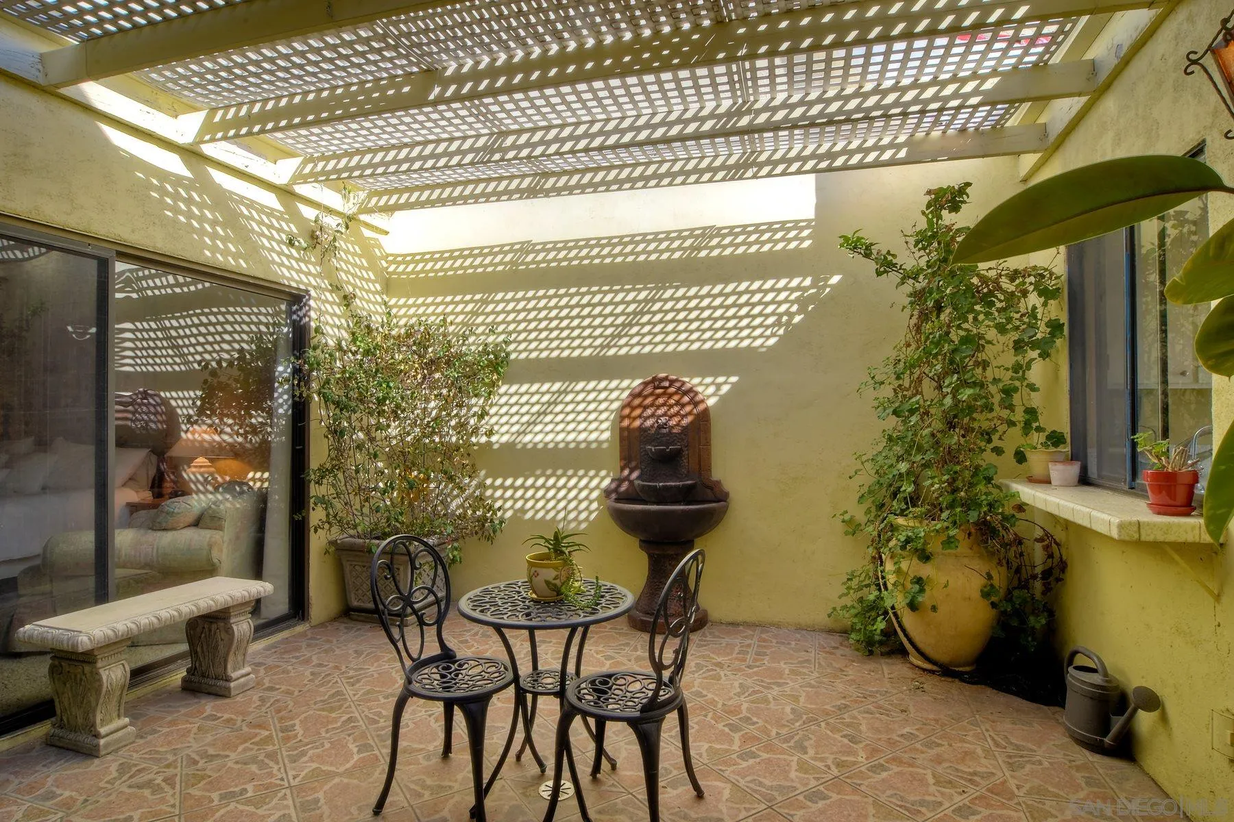 13416 The Square Poway, CA 92064 - Photo 15 of 35 a balcony with table and chairs