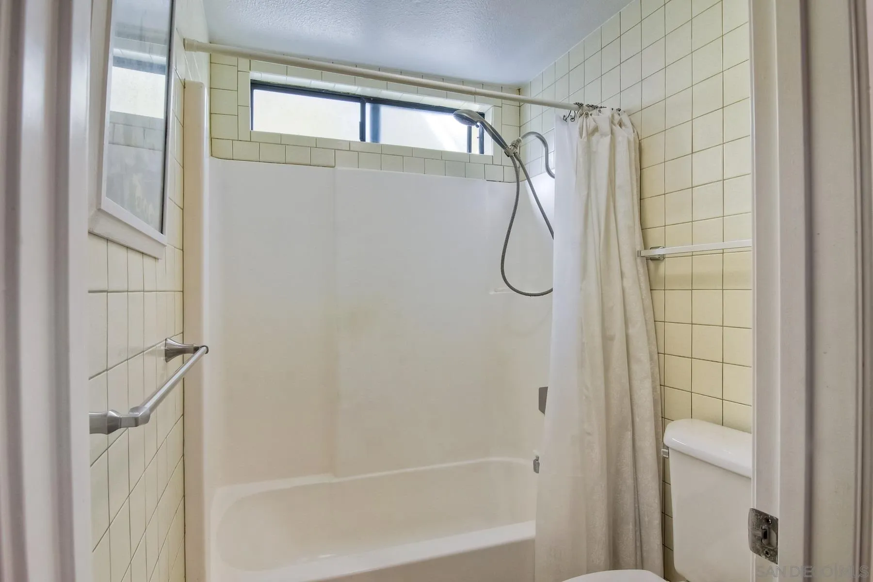 13416 The Square Poway, CA 92064 - Photo 26 of 35 a bathroom with a glass shower door