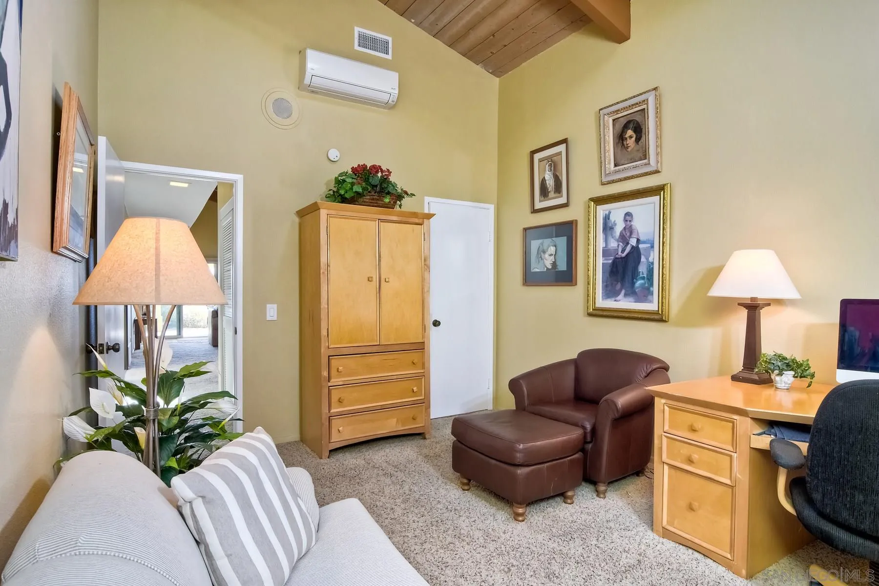 13416 The Square Poway, CA 92064 - Photo 29 of 35 a living room with furniture and a lamp